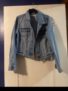 Light Wash Denim Jean Jacket - Women’s Casual Trucker Jacket